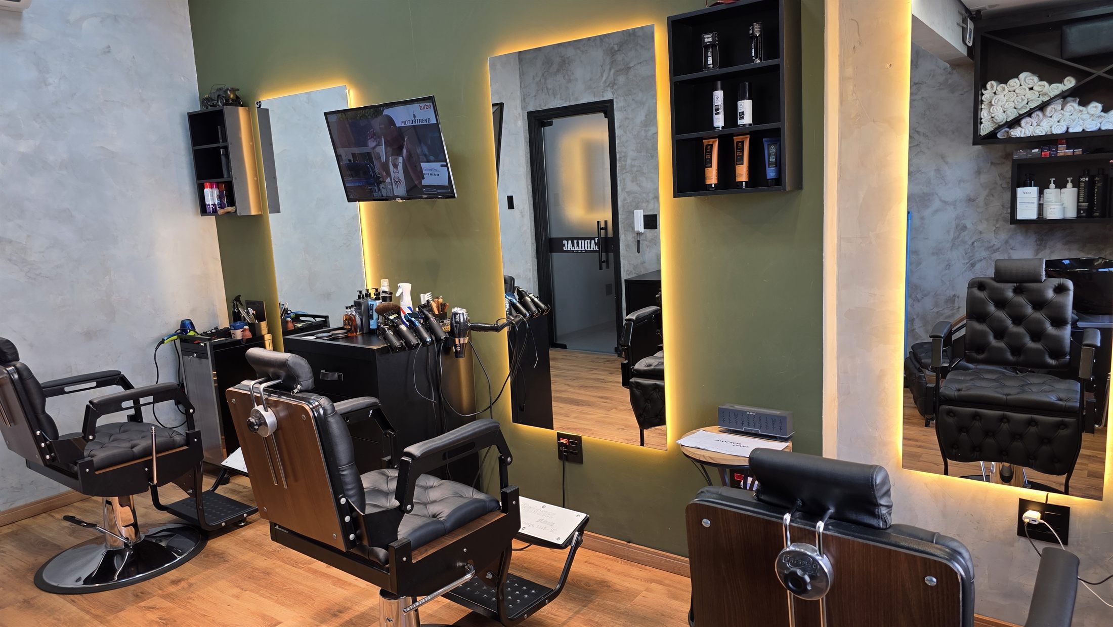 Estações de atendimento da Barbearia Cadillac em Olímpia